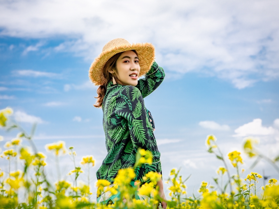 夏日青海自驾线：沉浸式游览门源百里花海 门源万亩油菜花肆意盛放，金黄花海连绵百里，搭配远处的祁连雪山，层次感拉满，一眼沦陷的西北极致风光。 每年7-8月来青海，一定要把门源油菜花设为整条行程的重头戏！很多人还在担心之前地震影响出行，放心，青海文旅投入大量人力物力修复全域景区道路、观景设施、游客服务中心，如今门源、青海湖、茶卡盐湖全部恢复震前完整状态，路况通畅、景观完整，所有游玩点位正常开放，不用有...