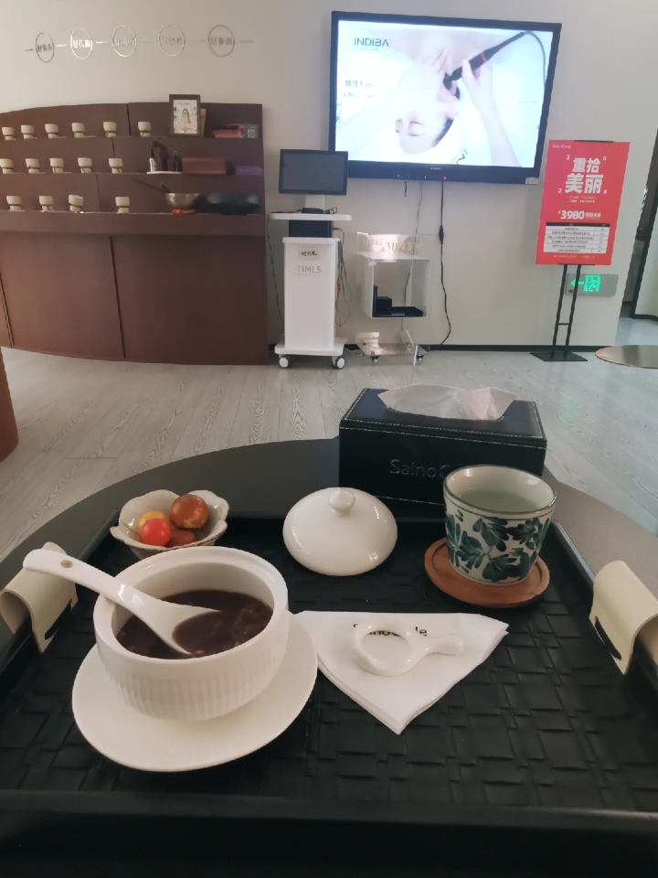孩子没错，她的确应该去竞选市长。她本来就不应该把自己困在家庭里，因为孩子不称赞她的劳动成果就抓狂，张口就是孩子嗑药了神志不清，这种污蔑是最不应该从一个年长者嘴中说出来的话，但对她来说却已经是最后一块遮羞布，她捉襟见肘。她最应该的就是走出去，感受自我的存在，把自我评价全权交与一个看不见她努力的系统，然后说自己“绝望”了？哭得再惨，再令人同情也无人可以替她丈夫拭去她的泪水，因为她亲手把那块帕子交到了丈...