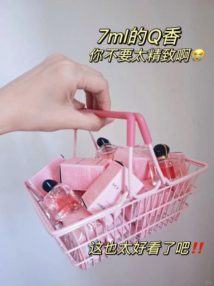 🥰阿玛尼自我无界香水谁还没用啊❓ 🔥妥妥多肉大葡萄🍇🥰 甜美少女花香👧甜而不腻！  ✅超值中样7ml必抢！额外再加赠同款试管香！ 正装等比例缩小的Q香~没有女孩子可以拒绝