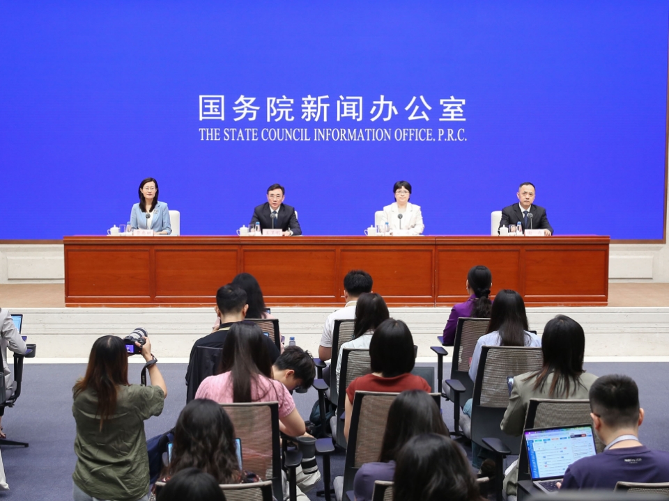充电五分钟，通话两小时？太弱了！  比亚迪直接掀桌子！5分钟充好，9分钟充饱，不是实验室数据，是量产车马上能跑的硬核实力。更狠的是，零下30℃的东北冬天，充电也就多等3分钟，燃油车加油排队都不止这个时间吧？  7月20日国新办发布会上，工信部总工程师王卫民公开点名表扬，这份国家级认证，等于给比亚迪第二代刀片电池和兆瓦闪充技术盖了个“中国创新排面”的章。  以前行业总说“快充、高续航、长寿命、低温性...