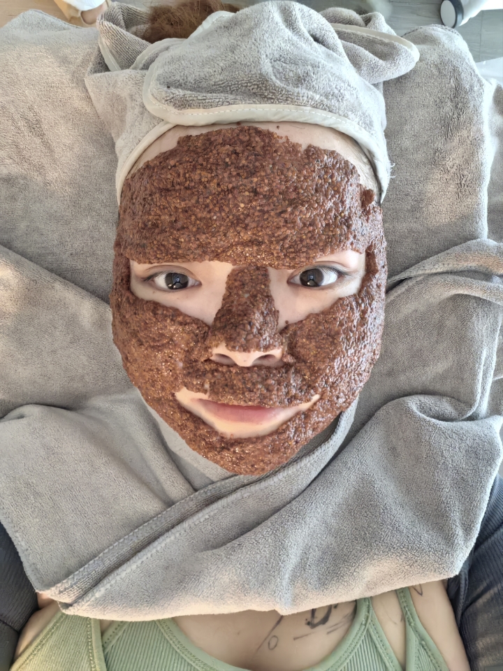 一下子就糊脸上了……又白了好几个度哈哈