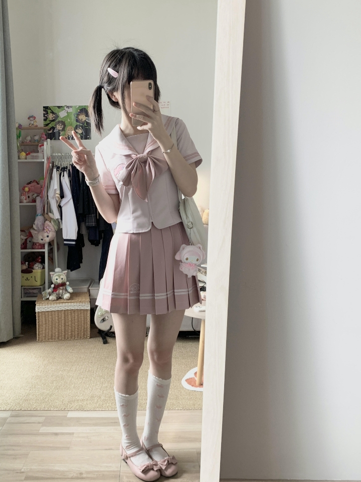 不是吧这个美乐蒂水手服穿上也太甜了吧，兔耳领结超萌啊
