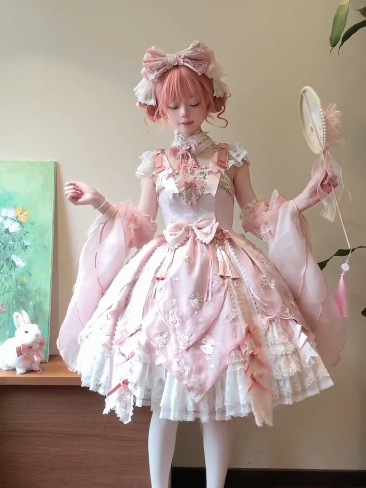 也没有人说桃愿E也这么美的啊，超爱这个花瓣裙摆