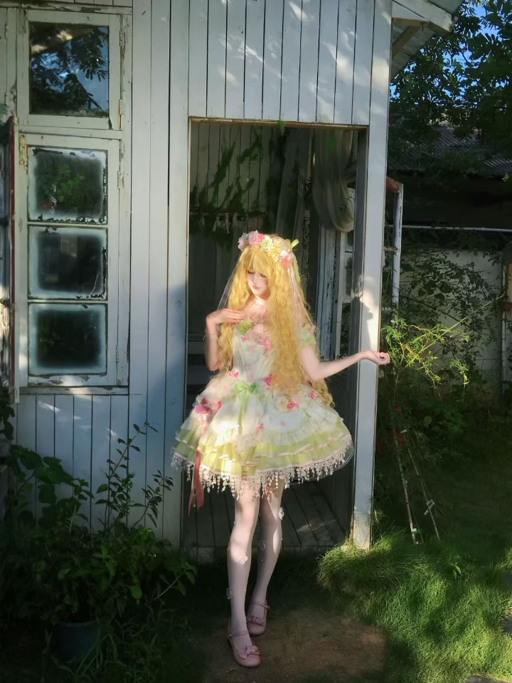 金色假发和这个小裙子简直是绝配，芭乐配色好绝！#lolita穿搭日常 #Lolita #lolita #洛丽塔#甜心马卡龙