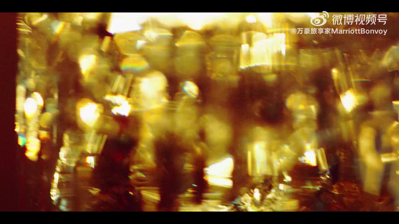 我见过有关于旅行最好的解释，在你未知迷茫之时，去看看这个世界的山川湖泊与日月星辰，也许答案在下一秒便会出现。和一起去寻找拥抱日常的答案吧！点击网页链接 在最好的时光里去遇见不一样的自己 #听旅行说 ##下次想去哪儿#  万豪旅享家MarriottBonvoy的微博视频