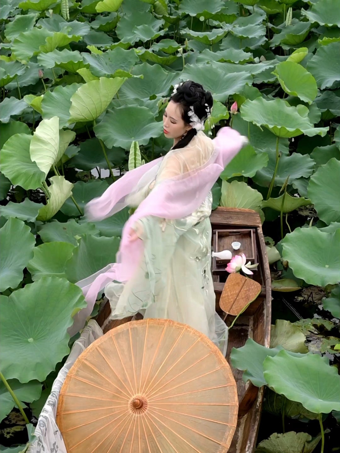 美美的汉服荷花照是这样拍出来的