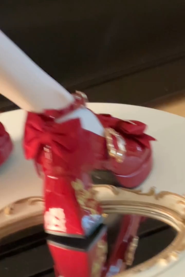 姐妹们谁懂啊这个红色兔子小姐也太好看了吧，一下就戳中了我的心巴