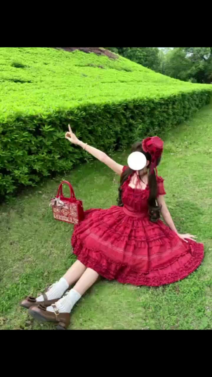 红色小裙子搭配同色系包包不要太好看，那么显白的小裙子原来是双生小熊家的山茶之梦，请多多设计好看的小裙子吧#lolita #lolita种草姬 #lolita穿搭 #小红裙