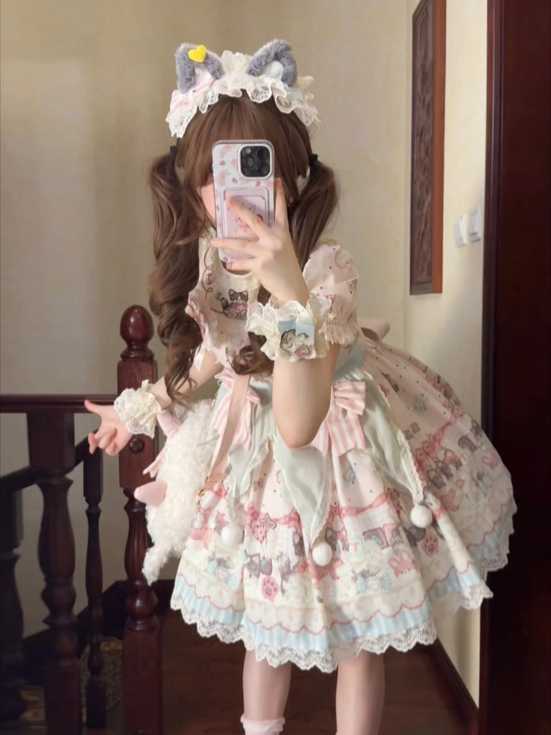 你家是会做甜裙的，怎么出一条我爱一条，这个小毛球设计简直不要太加分了，粉粉嫩嫩的配色好甜美