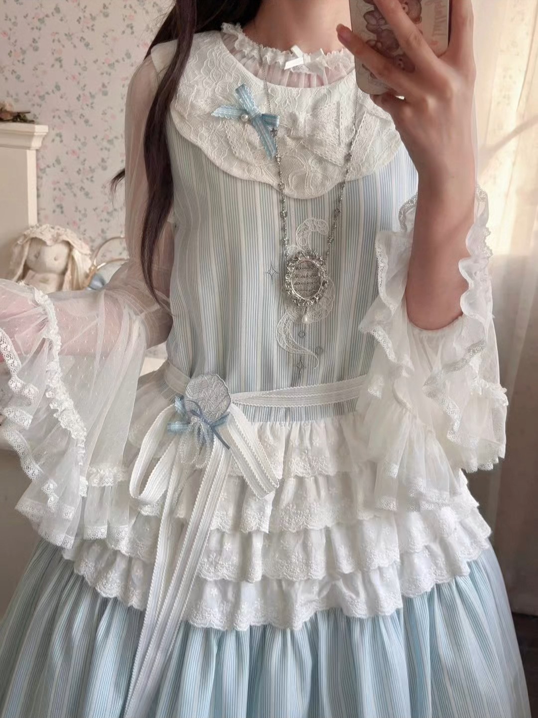 蓝色系还是太适合夏天了，这个条纹元素怎么这么适合海边？！真的很爱这种温温柔柔的裙子
