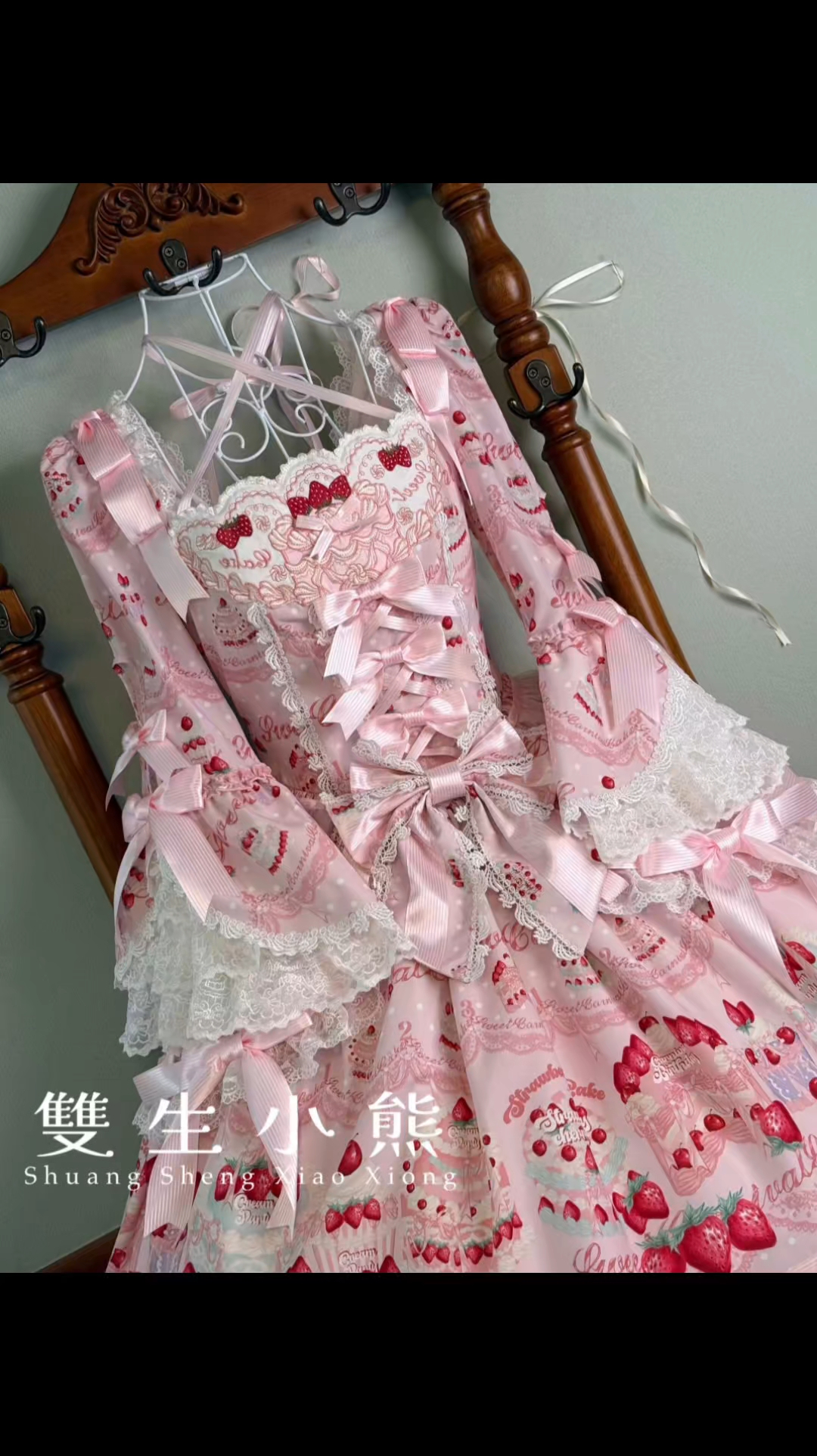 怎么会有如此萌的小裙子，甜甜的草莓柄图也太美腻啦