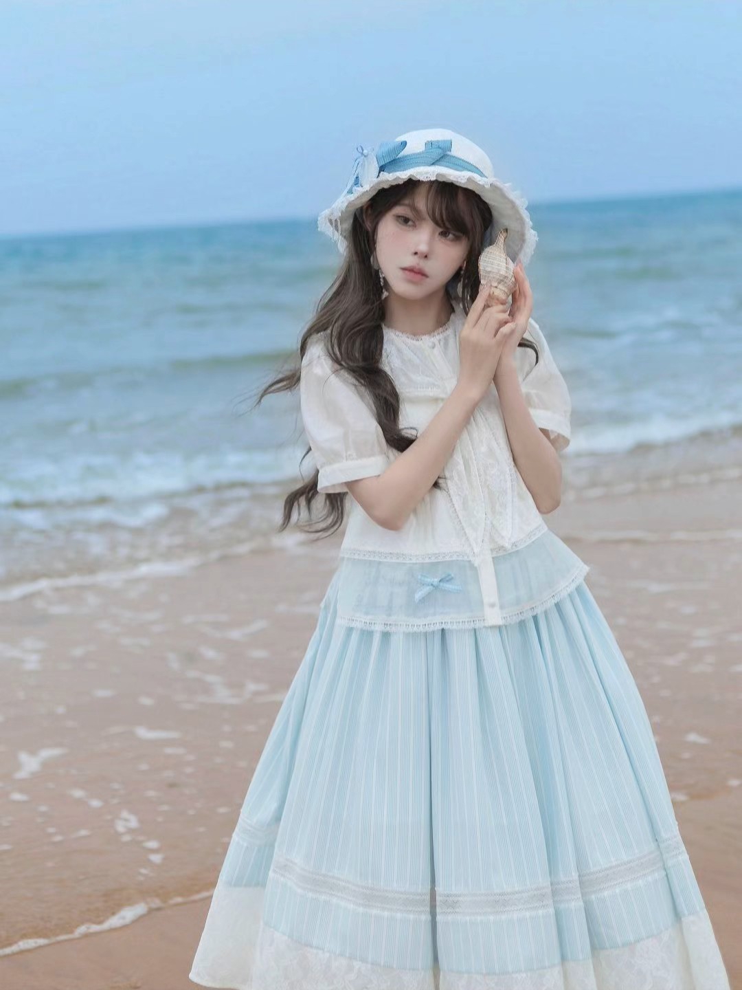 这个色系还是太适合夏天了，真的很爱这种浅色系的条纹元素裙子，就很温柔的感觉