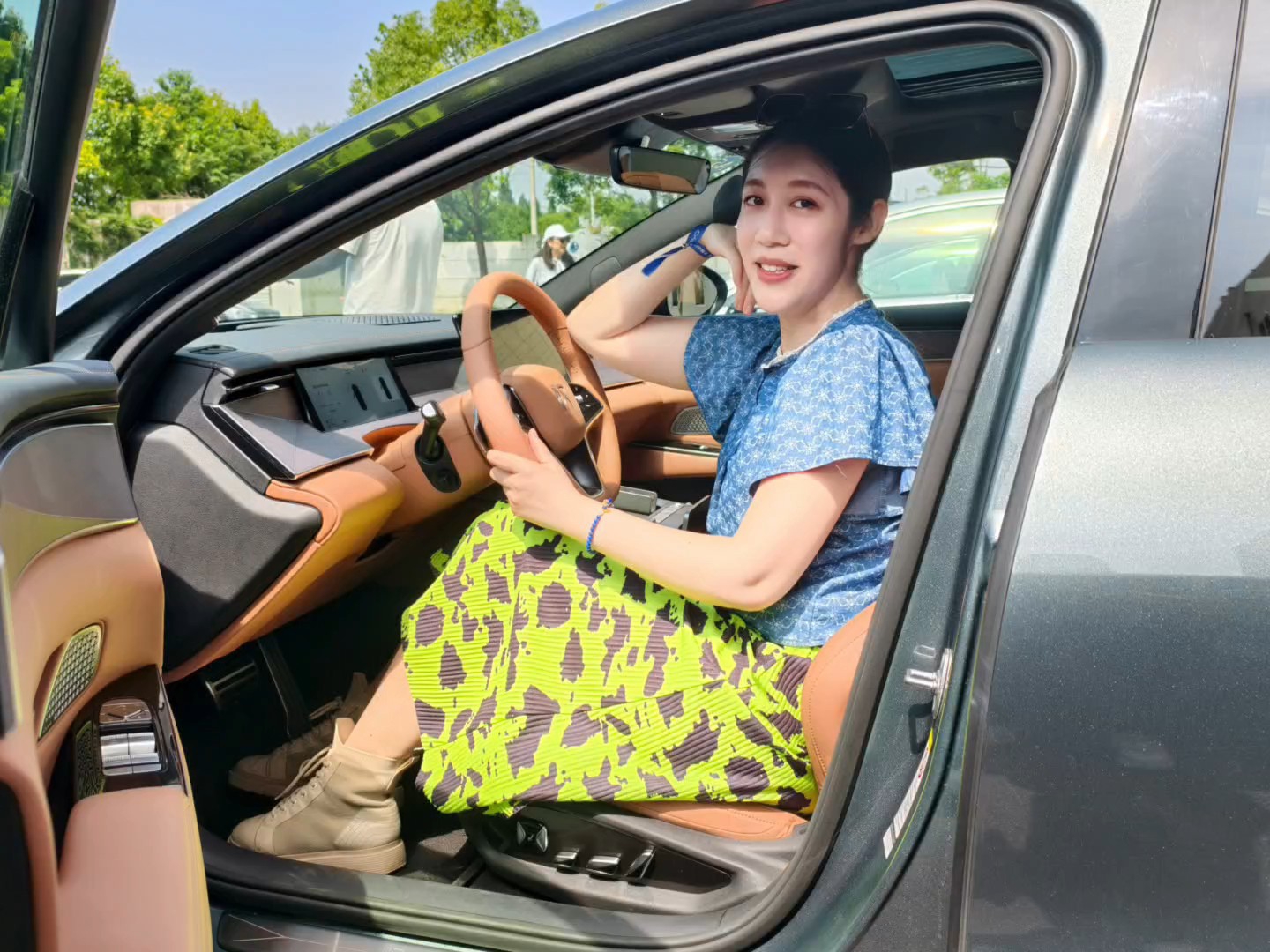 闪充5分钟的快乐谁懂啊 续航400KM，汉L唐L“兆瓦闪充”实测 OMG更有配合完善的充电桩网络布局