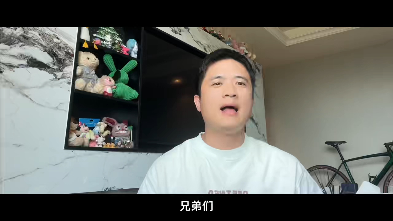 见证比亚迪又一历史时刻 刚刷到比亚迪巴西工厂首车下线，真的很感慨！2022年比亚迪在巴西全年才售出260辆车，2023年就涨到1.7万辆，去年更是达7.6万辆，今年前五月快4万辆，纯电车型市场份额超92%。同款车在巴西售价是国内2 - 3倍，当地人仍买账。新工厂投55亿雷亚尔，年产15万辆，带动2万人就业，绿色模式成拉美标杆。 从无人知晓到主导市场，比亚迪用实力和坚持，书写了中国品牌的全球传奇，太...