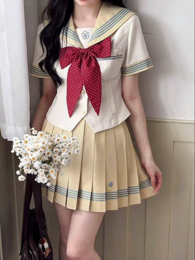 你有这么元气的水手服进入夏天，这个颜色素尊的好温柔好有质感，搭配红色领结就很萌啊