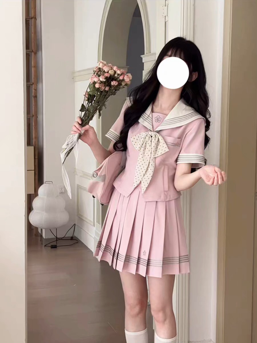 这个粉色简直封神了，没法不爱上一条粉色的水手服，而且收腰版型做的就真的很不错