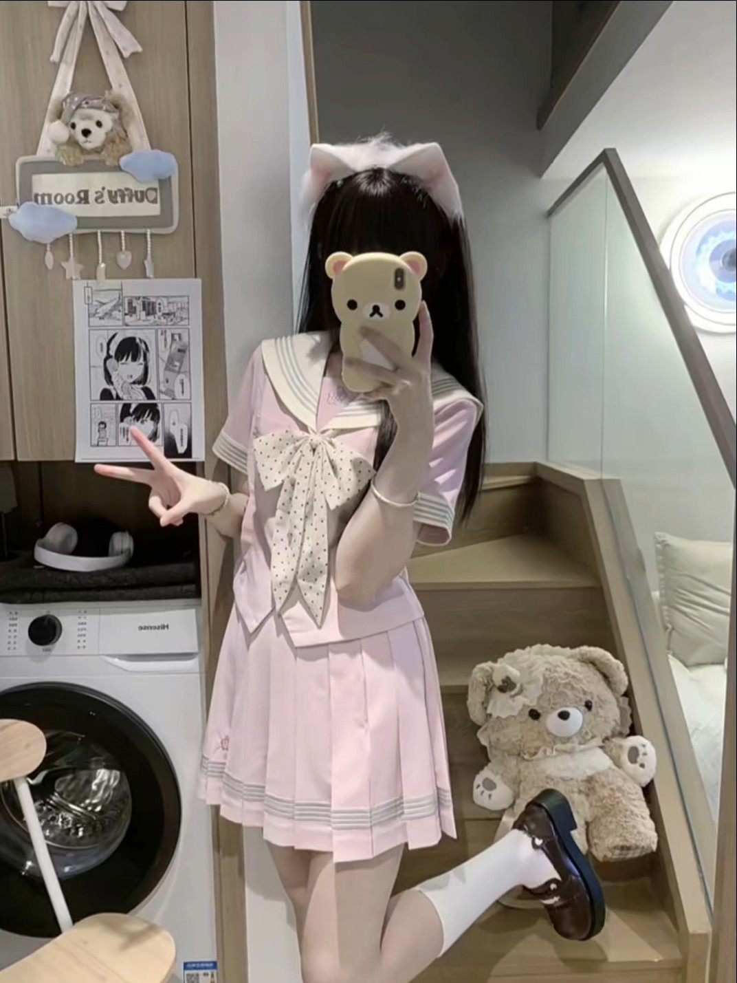 少女感还得是粉色，波点领结怎么能这么萌，好甜美的一个配色，掐腰设计也做得特别好