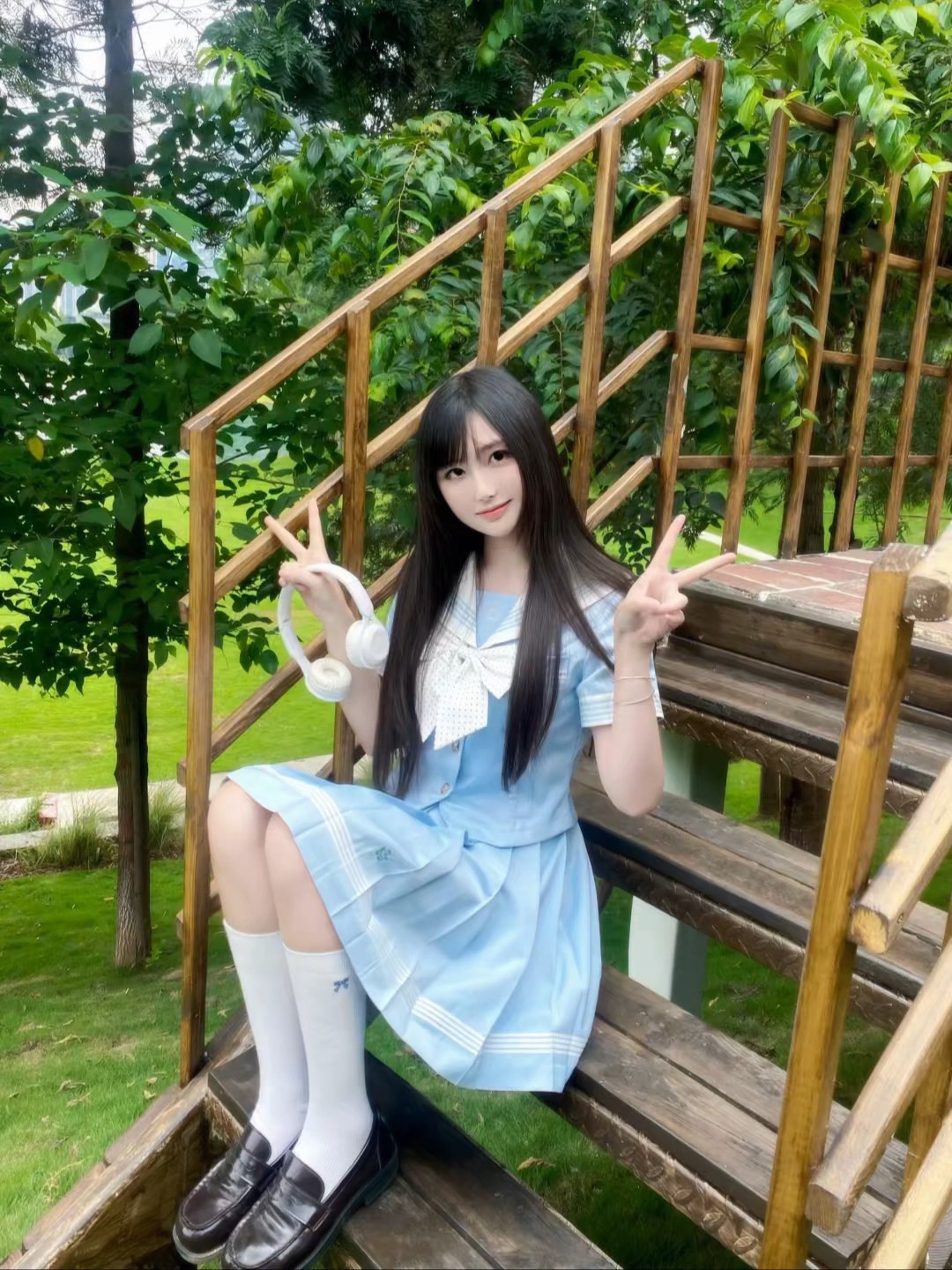 这个颜色真的不要太少女啦，蓝色系怎么能这么萌，领结超大一个尊的好显脸小