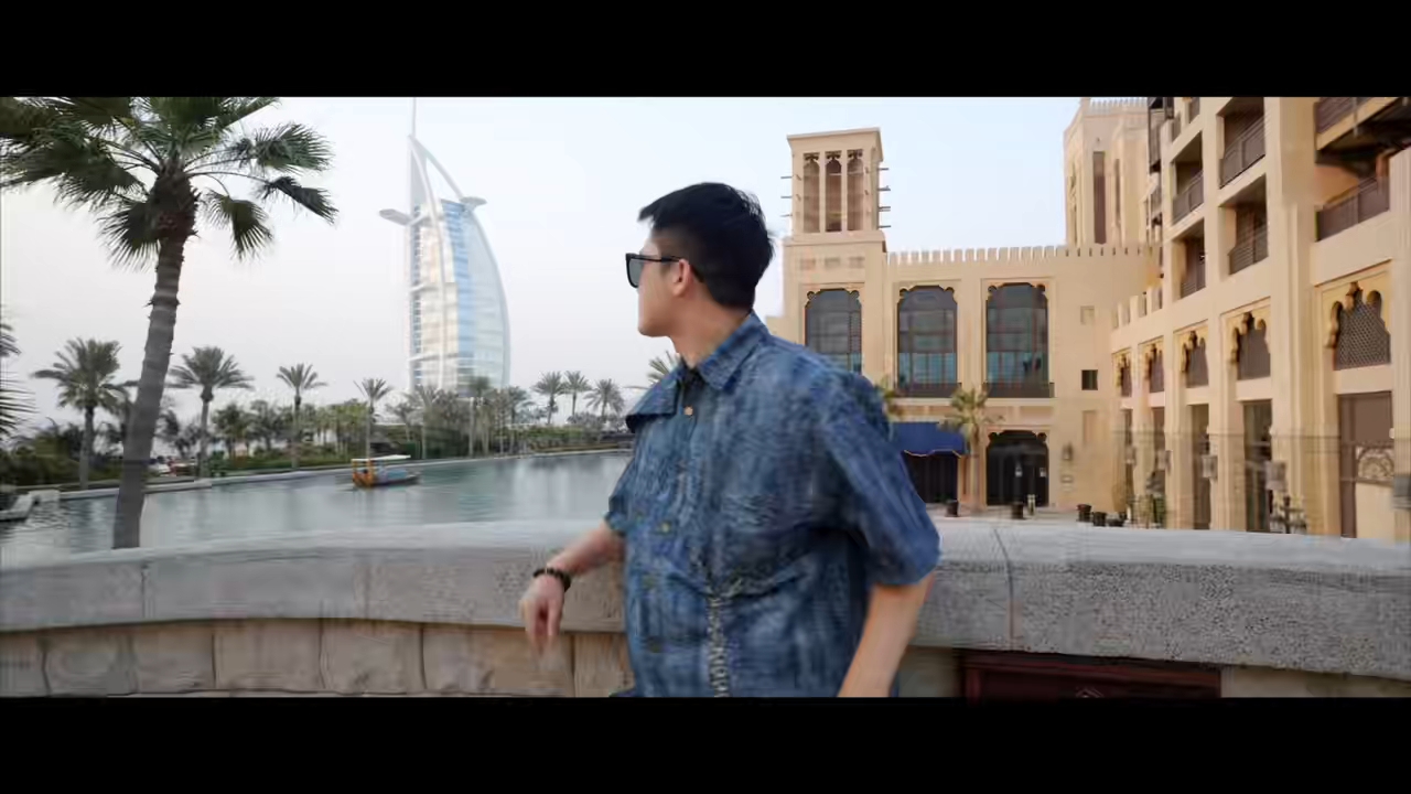 迪拜度假vlog来啦！  【我旅行的舒适区就是选一家喜欢的酒店  呆上几天 哪也不去～】  这次迪拜入住的是 迪拜卓美亚古堡酒店-和宫   体验到了纯正的阿拉伯风情，有私人海滩，沙子细腻，海水湛蓝。还有多个泳池，游累了就躺在躺椅上，享受惬意时光。 当然餐饮选择也很丰富，各国美食应有尽有。推荐两家餐厅，分别是Pierchic和Cala Vista。 都是意大利餐厅，闭眼点不踩雷，都好吃！  酒店的服...