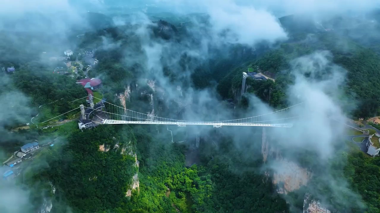 张家界户外篇｜户外天堂张家界，来了怎么能不鼓起勇气挑战自我，飞拉达、攀岩、溯溪、徒步等等，每一项都能让你心跳加速、快乐无限。 · 徒步+溯溪：张家界国家森林公园 缆车：天门山 玻璃桥+蹦极+滑索：张家界大峡谷 飞拉达：七星山 游船：宝峰湖