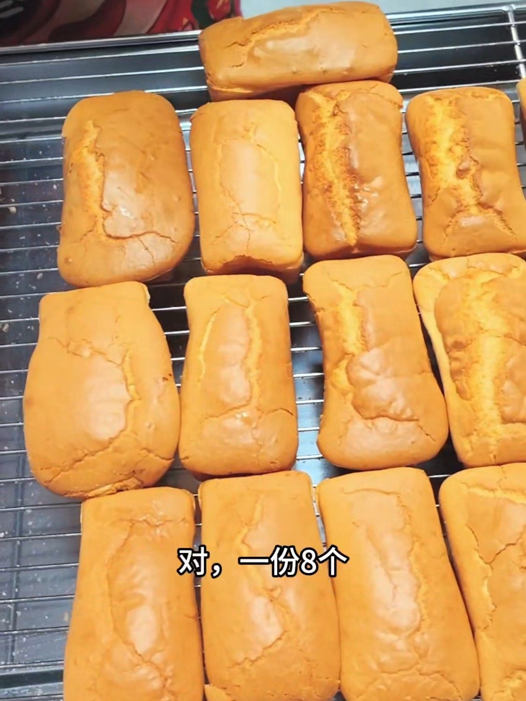 花12.8共有8个无添加鸡蛋糕松软口感细腻香甜，刷到我视频的宝子建议多囤几单~老少皆宜还实惠，地址在拱秀路162号#手工美食 #新鲜出炉 #网红糕点 #美食推荐 #抖音美食推荐官
