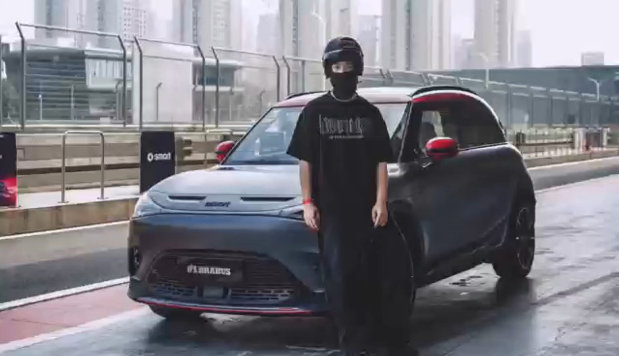 作为有国家B级赛照的我，在天津参加了smart X BRABUS的赛道放纵日，把#1 BURBUS性能版、#3 BURBUS性能版和#5 BURBUS超能版，全都体验了一遍。 BRABUS高能矩阵家族的强悍性能在赛道上展露无疑，每一脚油门都带着澎湃的动力，几圈飞驰下来，肾上腺素与满足感，双双拉满。