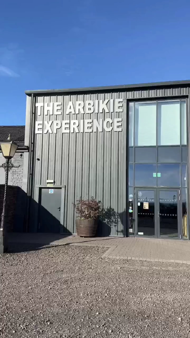 苏格兰酒厂隐藏彩蛋被我挖到了！😭The Arbikie酒厂里的魔法镜屋也太绝了吧！   别看外面小巧，推开房门直接惊到——麻雀虽小五脏俱全！高质量床品好睡到不想起，居然还有厨房浴室！自己煮碗面配本地超便宜的水果，幸福感直接溢出来～   反光玻璃设计太戳我！里面看风景清清楚楚，外面啥也瞅不见，白天晒太阳晚上拉帘当私密小窝，安全感拉满✨ 旁边还有独立桑拿房，冬天来蒸一蒸绝了！   最妙是地理位置！走几...