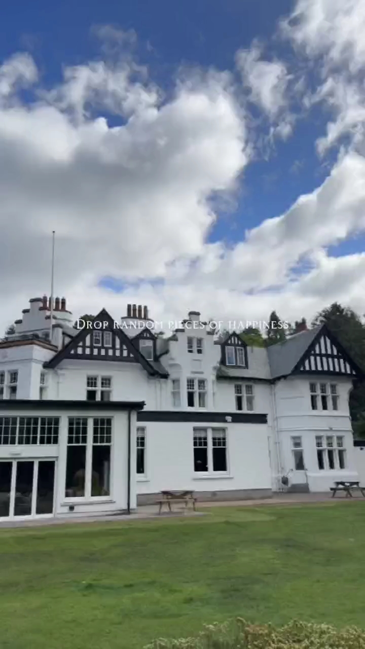 苏格兰宝藏酒店被我挖到了！Pinetrees酒店简直是电影里走出来的庄园，大堂优雅恬静，每个角落都精致得像布景，房间自带复古感，细节控狂喜～   重点是贴心值拉满！欢迎酒直接安排威士忌和金酒，还设了宠物套间，带毛孩子也能住得舒服。奔驰接送车解决去威士忌酒厂的酒驾顾虑，太懂旅行者了！   窗外大片绿草地随便拍都是氛围感，三道式晚餐好吃到舔盘。离布莱尔城堡超近，逛累了回来躺平不要太惬意～下次来苏格兰，...