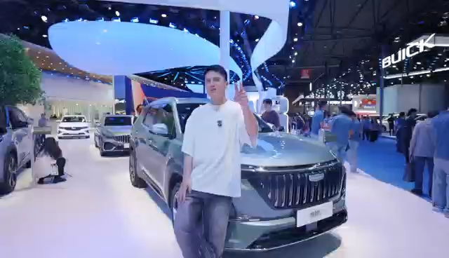 欢迎来到成都车展吉利展台，我带大家看看A级SUV全品牌全能源销量冠军的“车圈白月光”第四代博越L！ #成都车展# #2025成都车展#