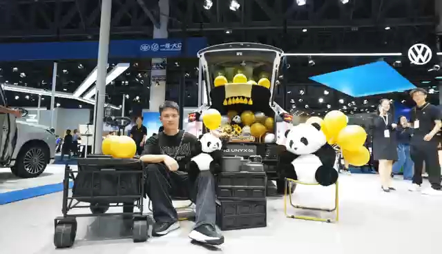 跟我一起打卡ID.与众展台，看看与众06焕新推出的炫色车衣，5大色系15款颜色，总有一款能击中你。 还有科技感拉满的ID.Evo概念车，这款全尺寸纯电SUV，不仅颜值能打，亦是内外兼修，实力满满哦。