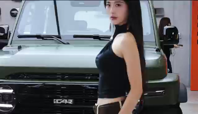 在iCAR的展台，带你们玩转这个“出厂即改装”的潮玩秀场，看看中国首款纯电赛博SUV——V23赛博版！ 当然，iCAR的玩法远不止于此！复古、军迷、咖啡、野钓！这才是“无改装不iCAR”！真正实现了“千人千面，没有两台一样的V23”！