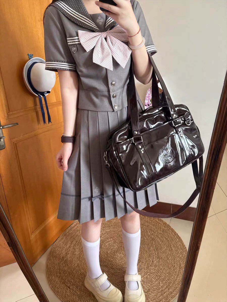 梗豆你是真的太超前了，第一次爱上灰色的水手服，这个粉色领结搭配真的萌成啥样了