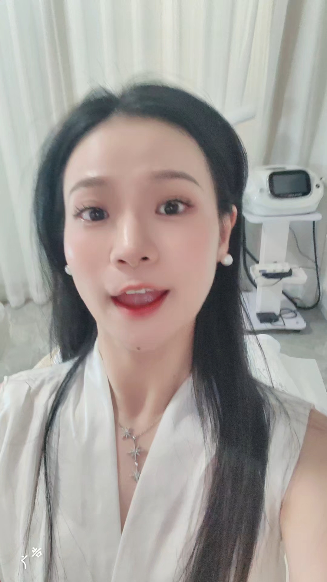 今天带妆上班的姐妹，平时有没有做脸护肤的习惯哇~定时护肤才是主播的真正主力军，就在萧山的万象汇b座#护肤美容 #养肤 #万象汇 #美容院 #休闲养生spa会馆推荐