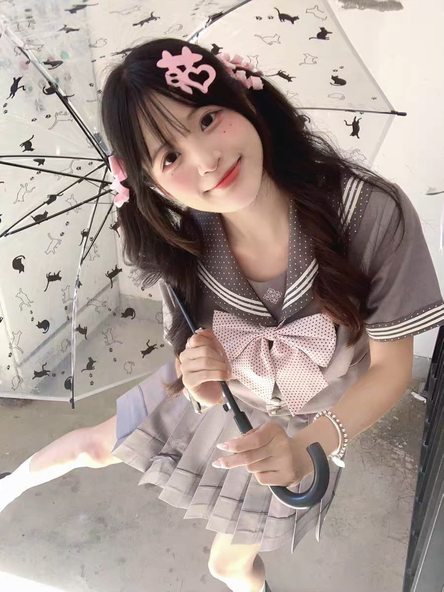 怎么能有这么有少女感的水手服？！灰粉的搭配简直不要太乖巧，这个波点领结就很加分