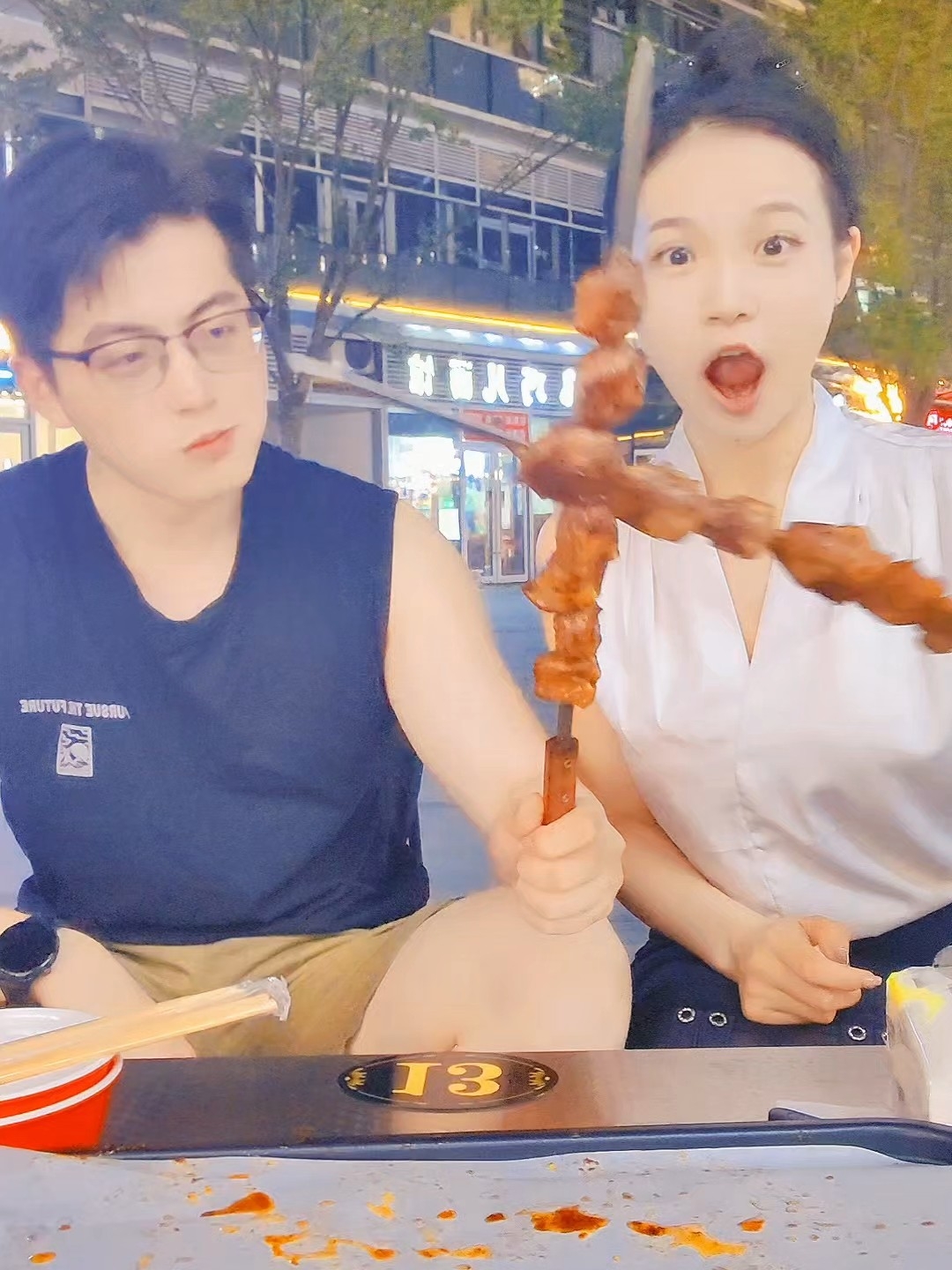 情侣vlog，杭州下班后，发现了宝藏烧烤店~他们家大油边也太好吃了，又是幸福满满的一天！#vlog日常 #情侣 #吃吃喝喝拍拍 #东北烧烤 #东北大油边