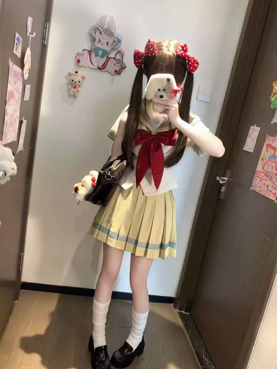 这个配色完全就是小学妹，怎么能有这么清新的黄色，搭配红色的领结是真的很亮眼，很有番茄炒蛋的感觉