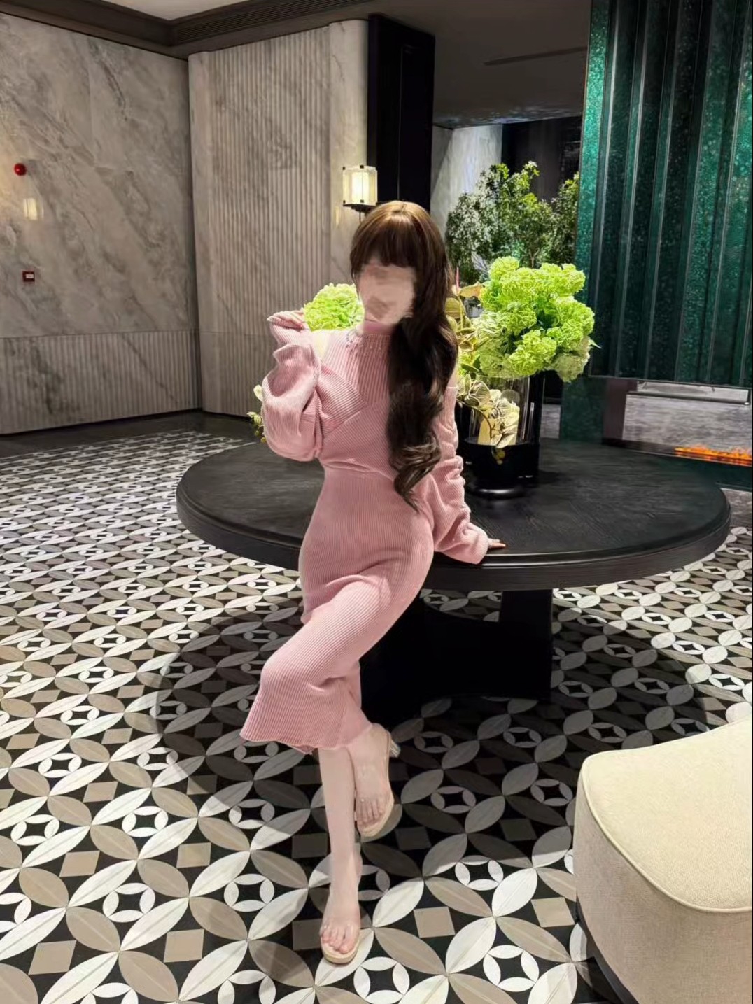 简直就是姐姐级别的美丽程度，这个粉色怎么能这么温柔的，包臀裙设计看起来就很显身材
