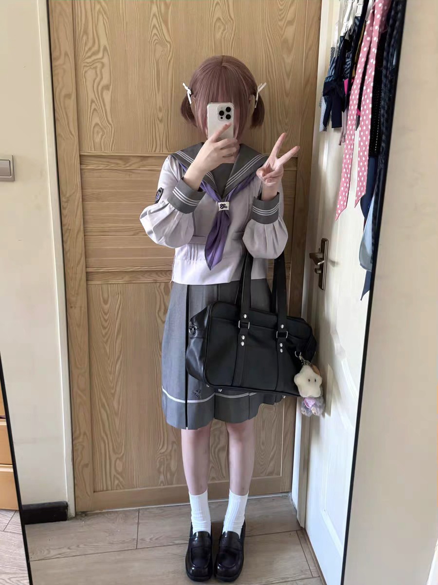 秋天就应该穿长袖水手服，这个紫灰色也太有质感了吧，这个裙长是真的很显瘦
