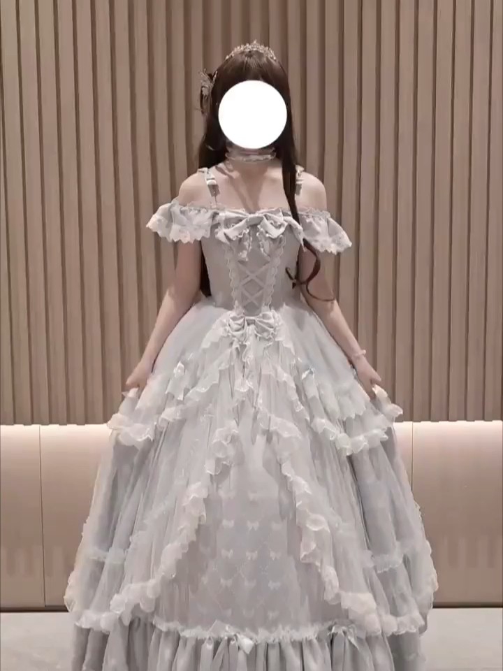 果然没人能拒绝花嫁，真的很爱这种大裙摆，走起来拍照也太有大女主的感觉了吧