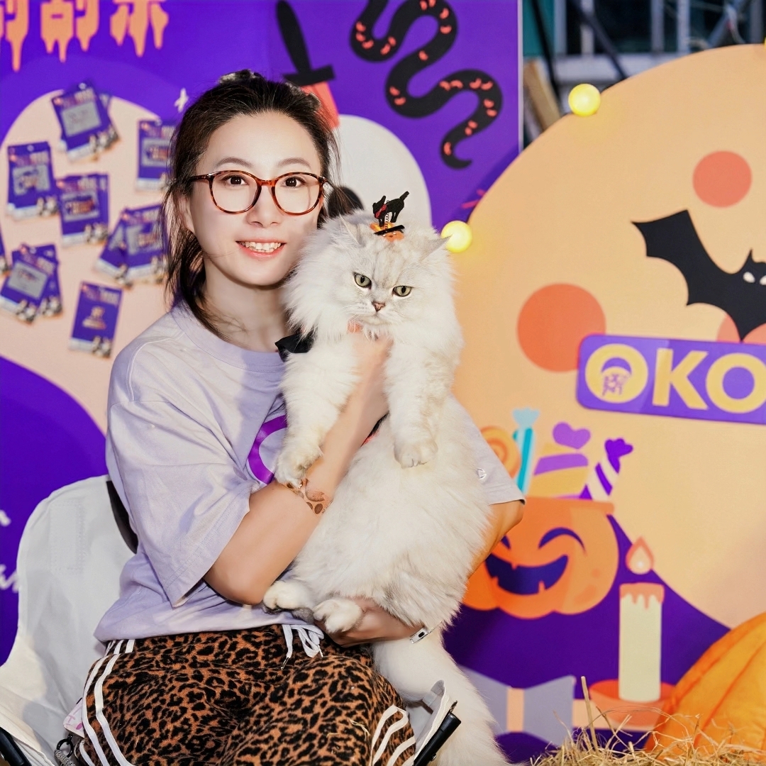 来宽宽小猫咪的万圣节穿搭