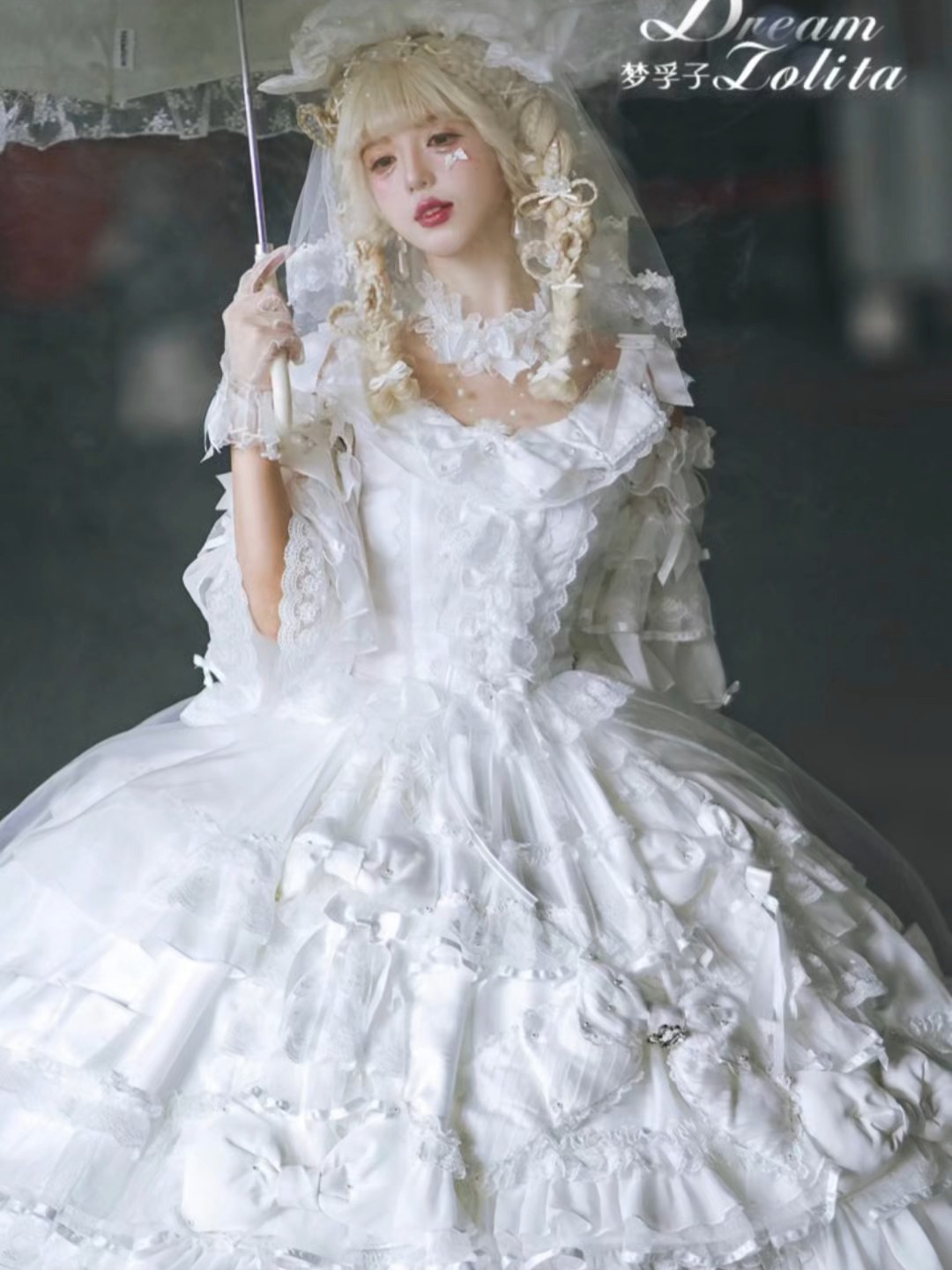 不敢想有多适合下雪的时候穿,纯白简直太美太有天使感了,裙摆好大好温柔