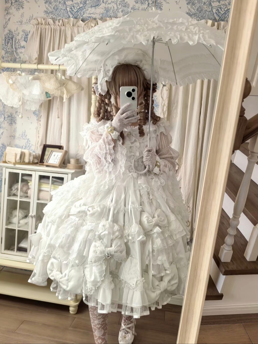 真的会爱上这种白色系列的裙子，看上去就很华丽，而且冬天穿肯定很漂亮很适合