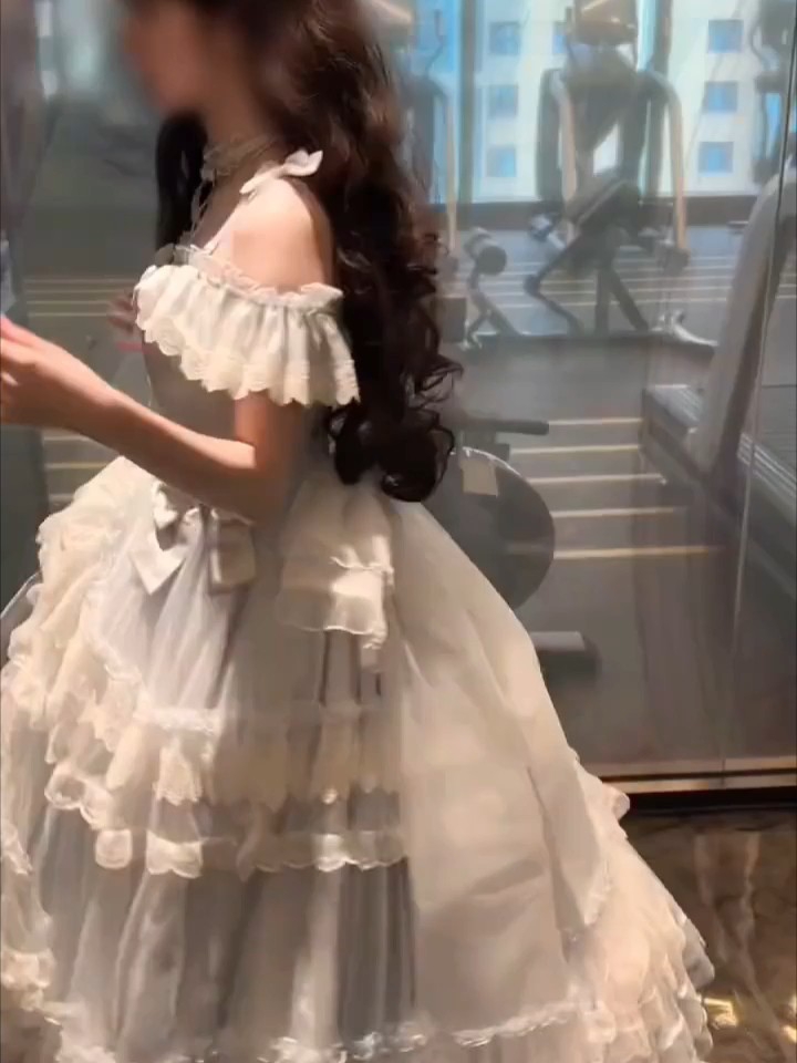 转圈圈居然美成这样，真的会爱上这种大裙摆的裙子，层层叠叠的也太有质感了吧