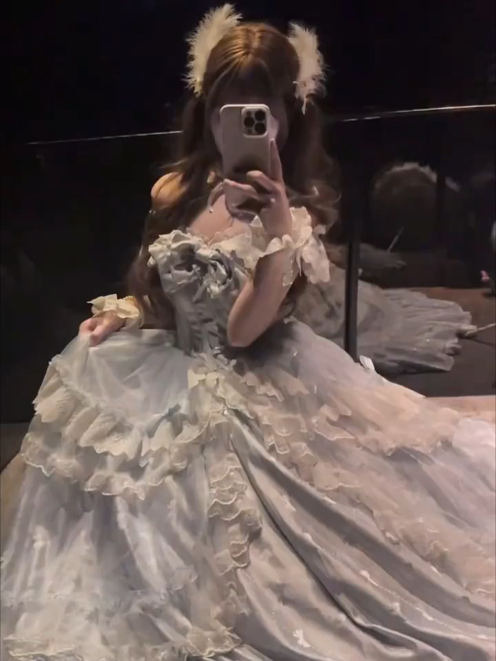 真的会爱上这种大裙摆，看上去就很温柔，而且层层叠叠的也太有质感了吧