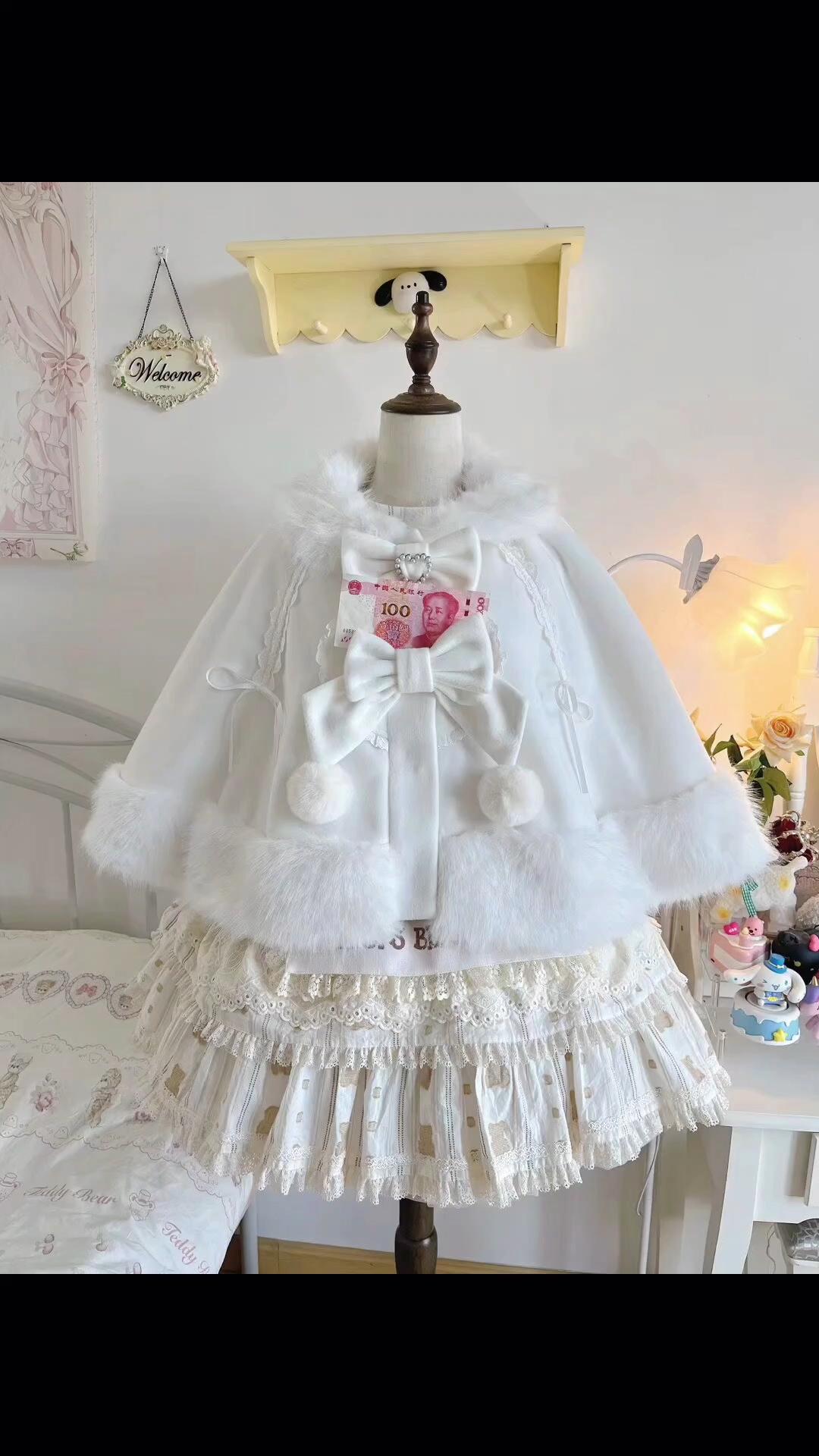 刷到这个斗篷的人台图对比图，真的好萌啊，好喜欢这个蝴蝶结下面的两个球球 #lo#lo安利#lolita安利