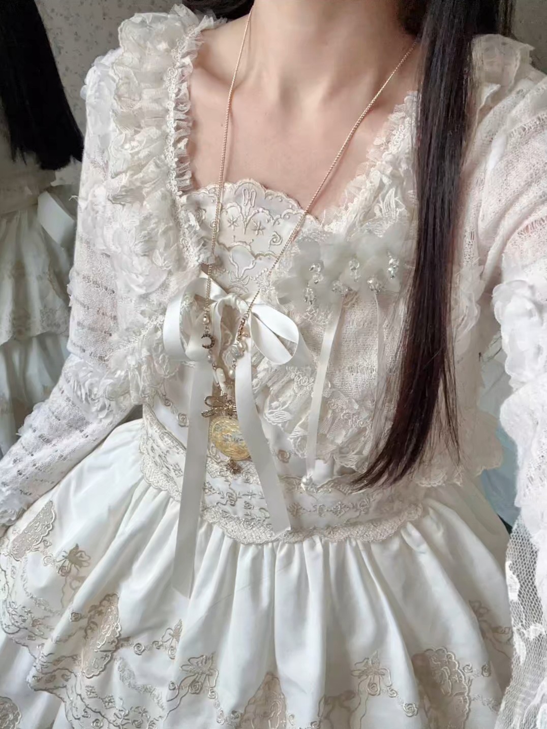 好温柔的开衫设计，这个颜色是真的很百搭的感觉，而且版型看起来就很显瘦很精致