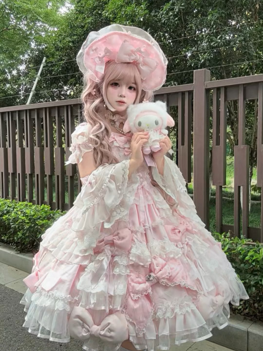不愧是我一眼就看中的裙子，怎么能萌成这样？！这个粉色是真的很乖巧的感觉，而且层层叠的裙摆也太有doll感了
