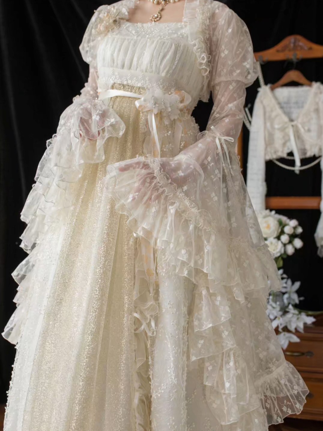 就这样爱上一条温柔的帝政，真的很适合春天穿，而且这个披肩的设计是真的很华丽很有质感