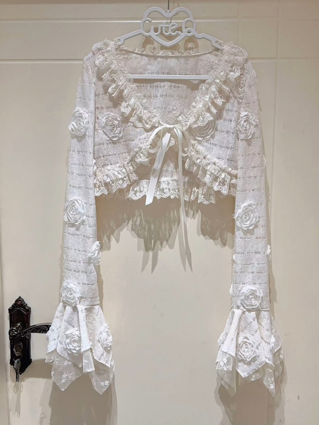 真的会爱上这种温温柔柔的开衫，很适合春天穿，而且这个袖子设计也很精致，蕾丝也很漂亮