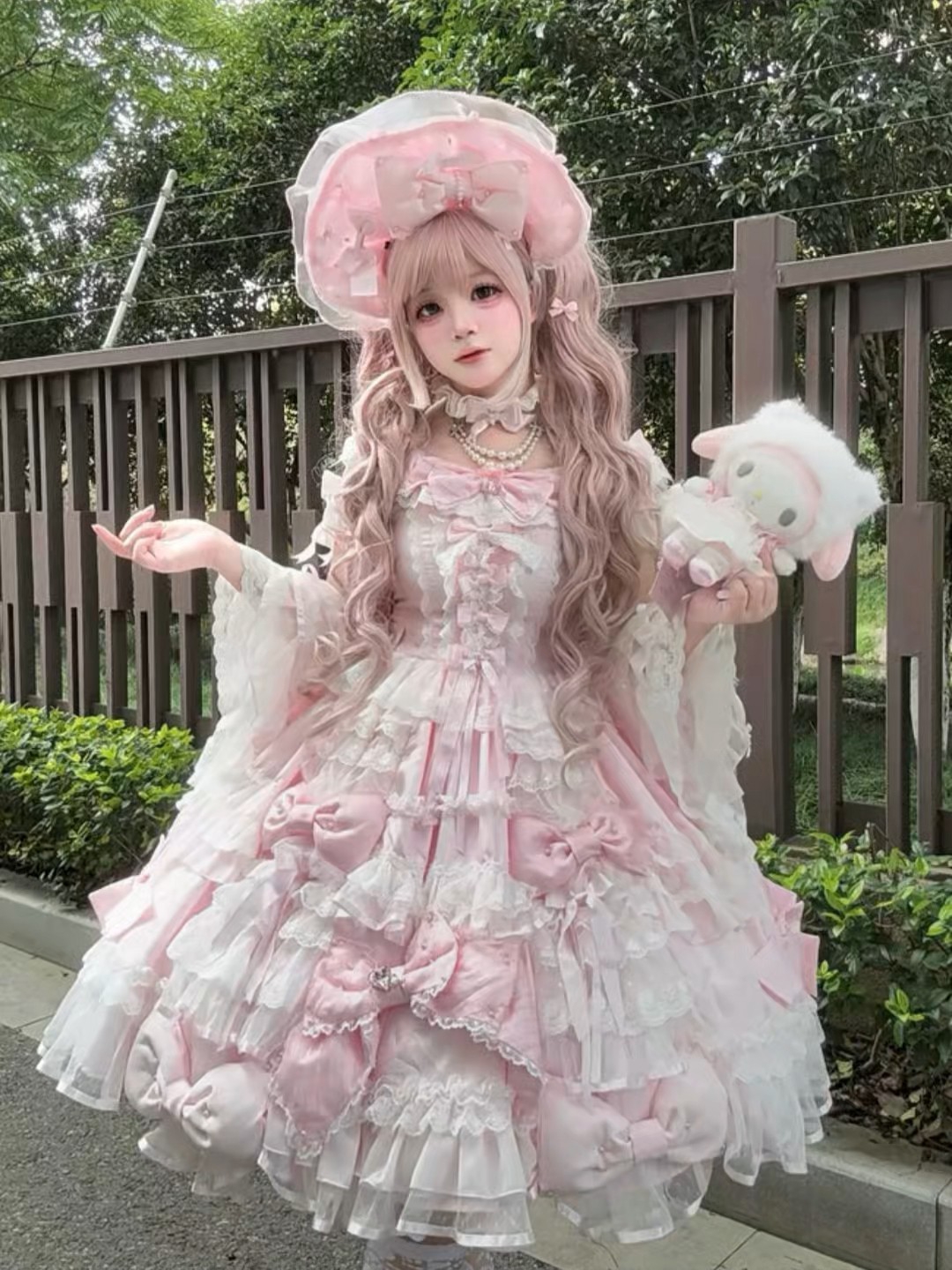 好美萌的一个配色，这个粉是真的很有少女感很嫩，而且裙摆好大一个，层层叠叠的就很有质感